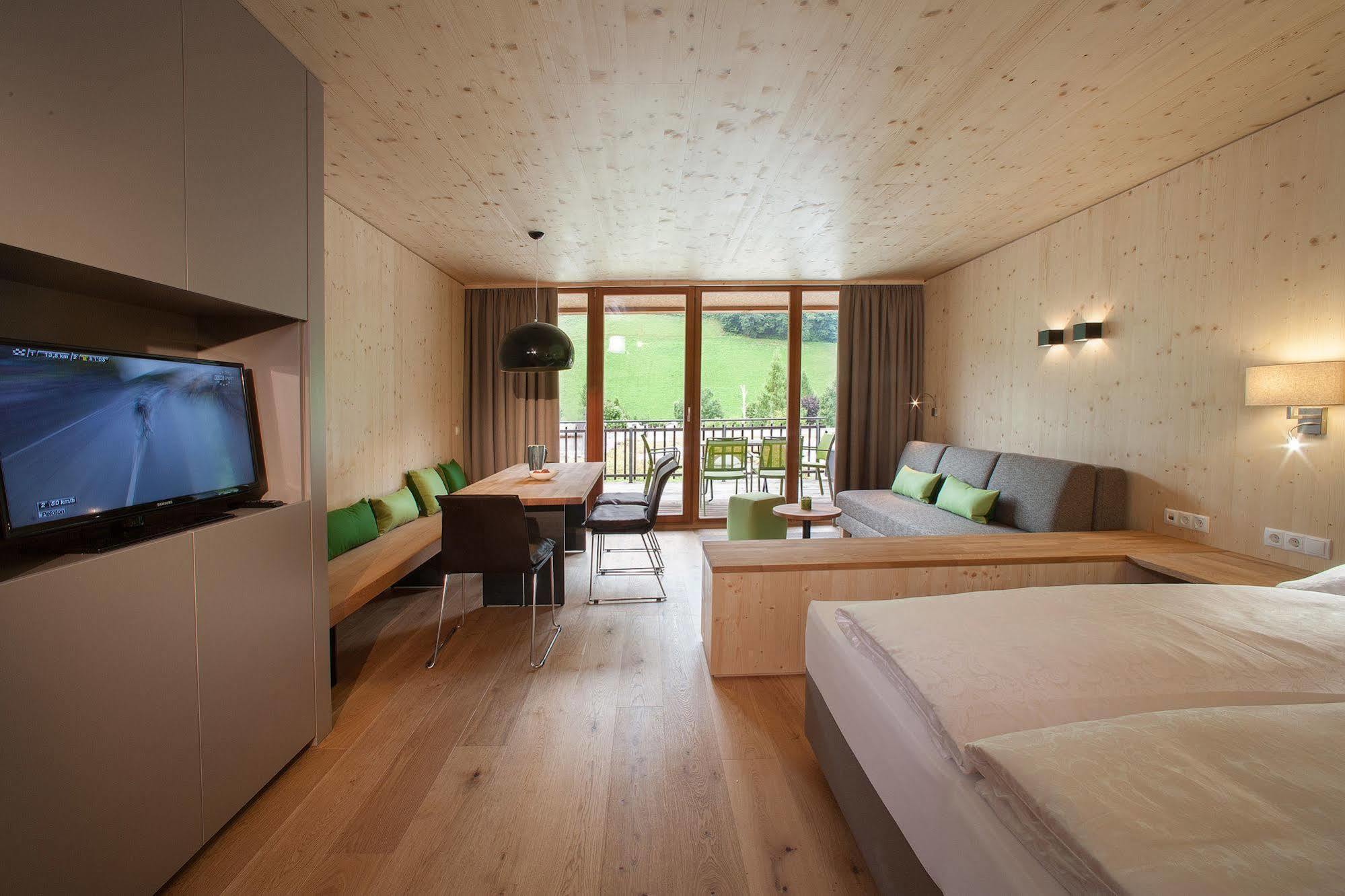 Natuerlich Hell. Aparthotel & Camping Fuegen Ngoại thất bức ảnh